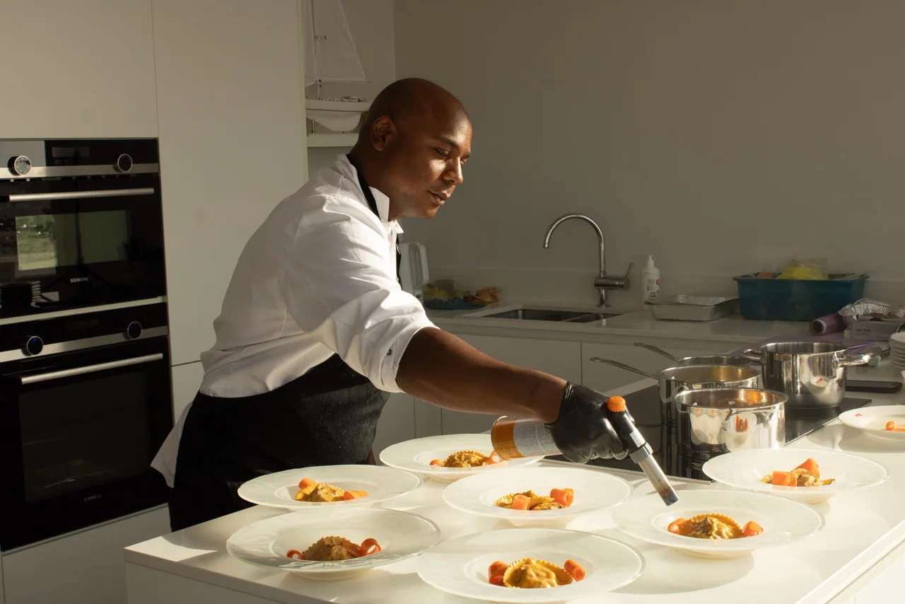 Chef Réginald Smit werkt de borden af met een brander in een zonovergoten keuken.