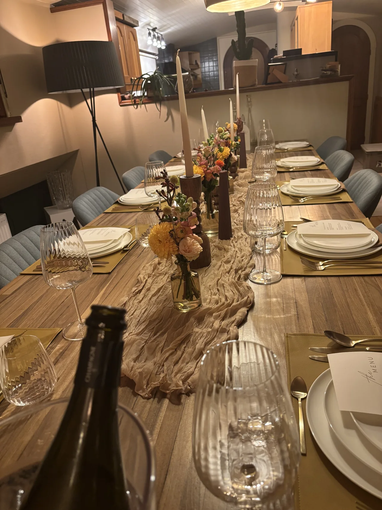 Een Ethny-tafel met bloemen, glazen en borden, voor de aankomst van de gasten.