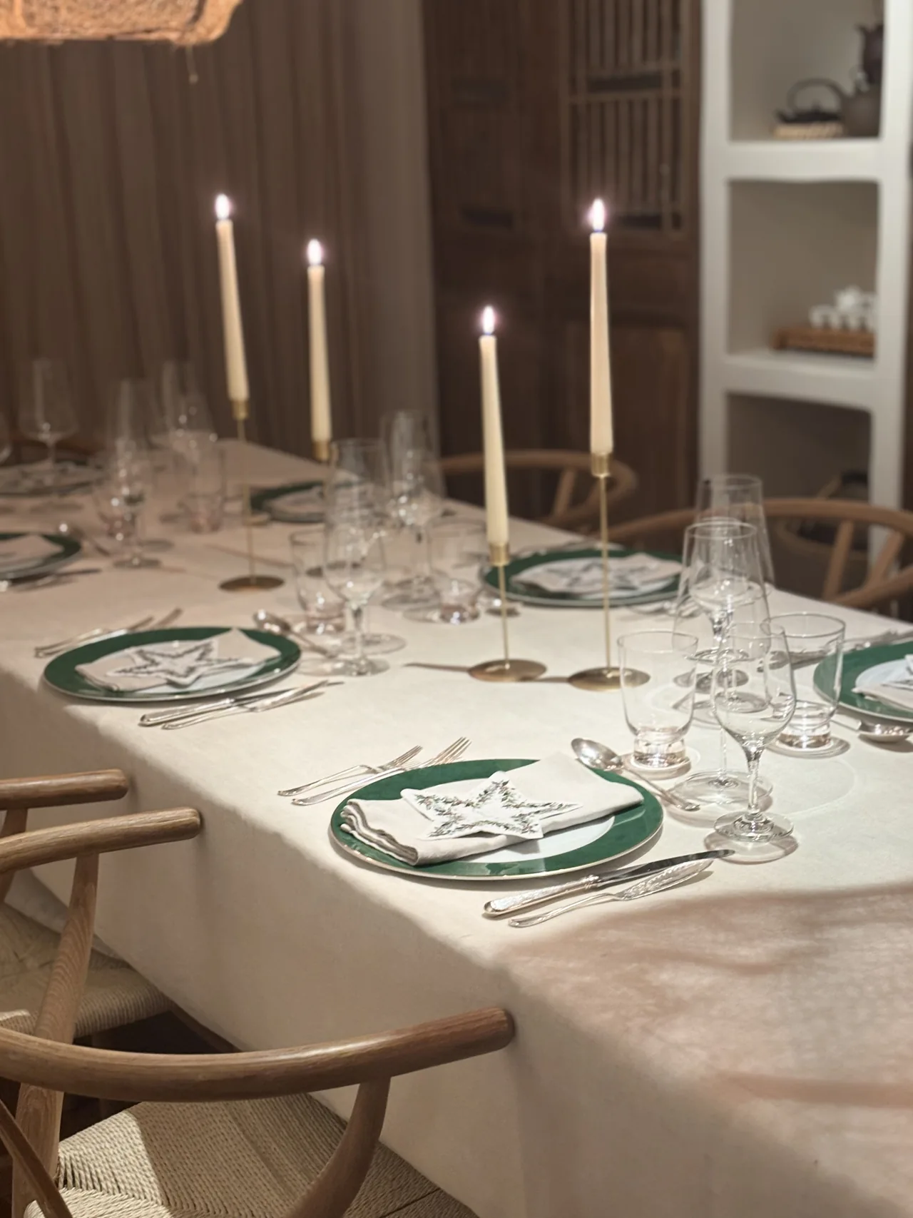 Een Ethny-tafel bij kaarslicht, klaar voor een gezamenlijk diner.