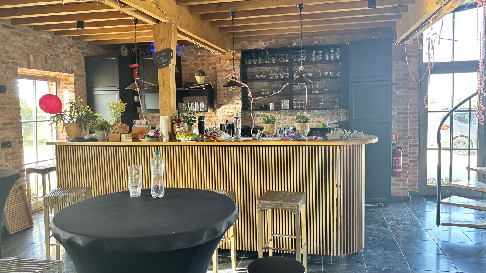 Een gezellige ruimte rond de bar
