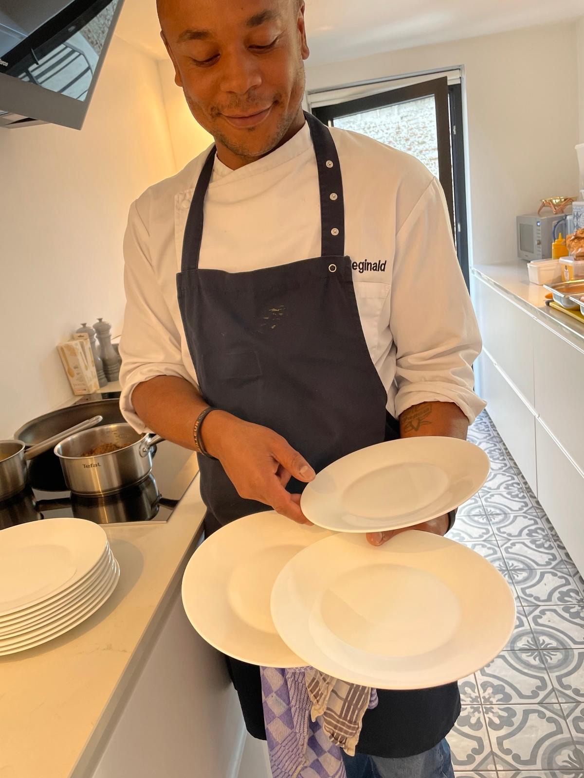 Chef Réginald Smit bereidt de borden voor in de keuken