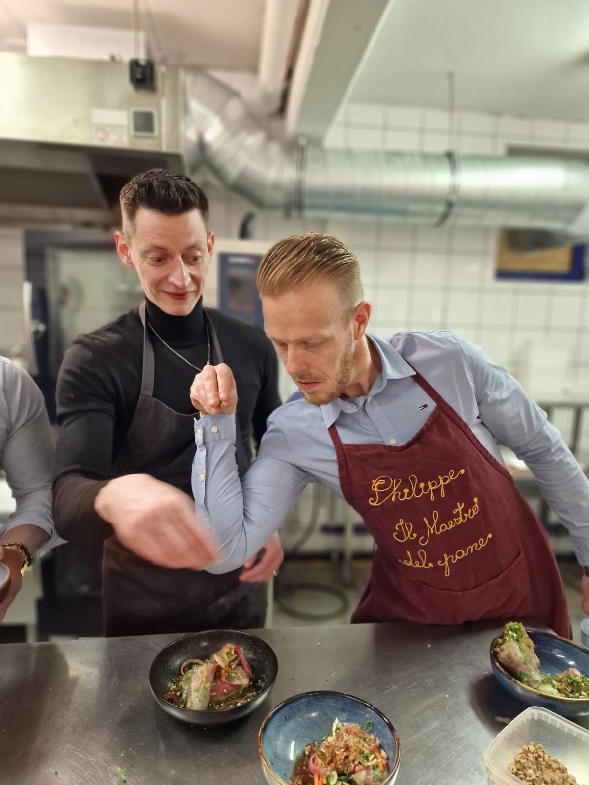 Twee deelnemers werken hun borden af
