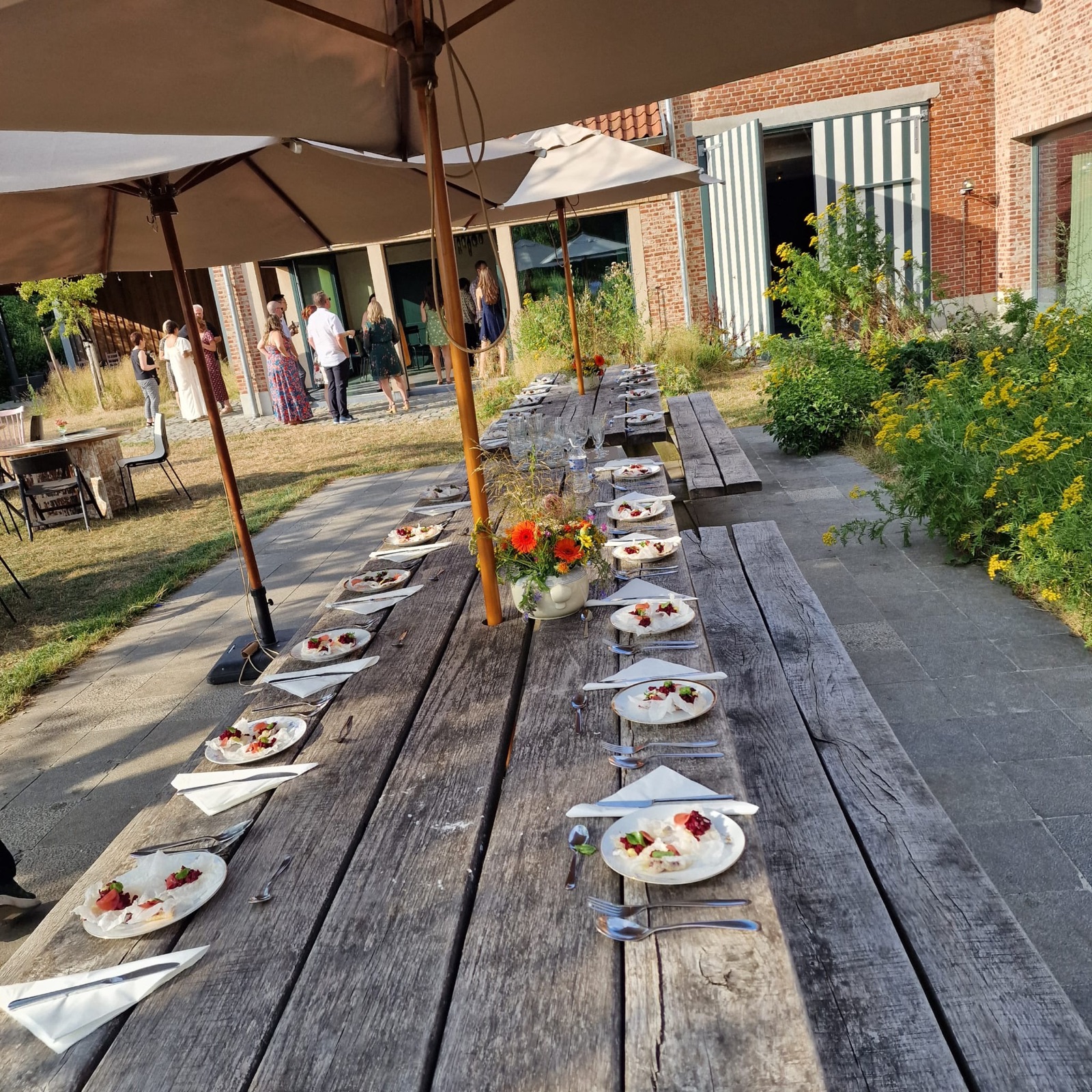 Een lange gedekte tafel op het terras