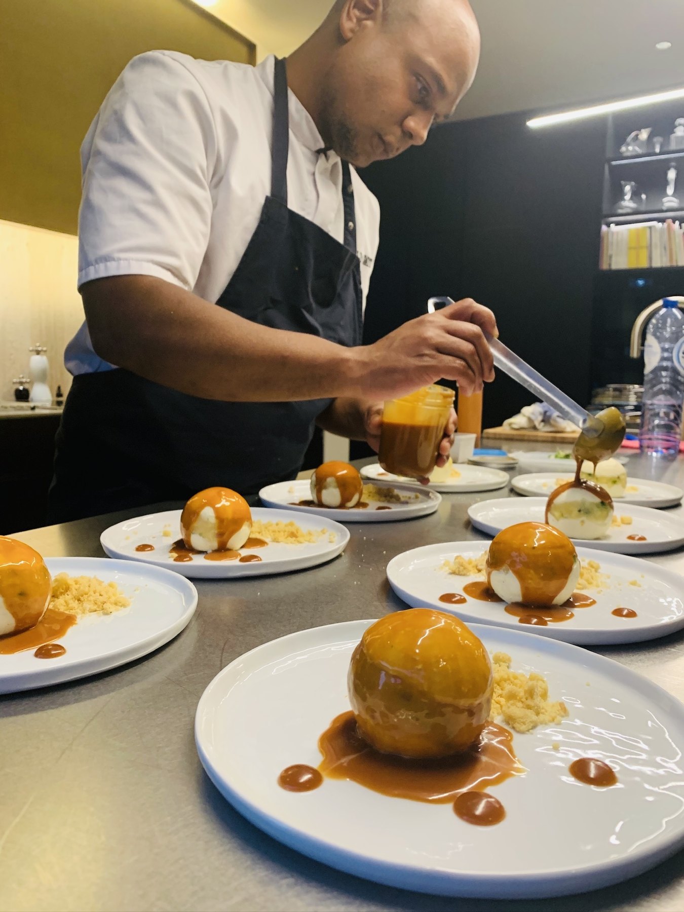 Chef Réginald dresseert à la minute tijdens een privéchef-ervaring aan huis