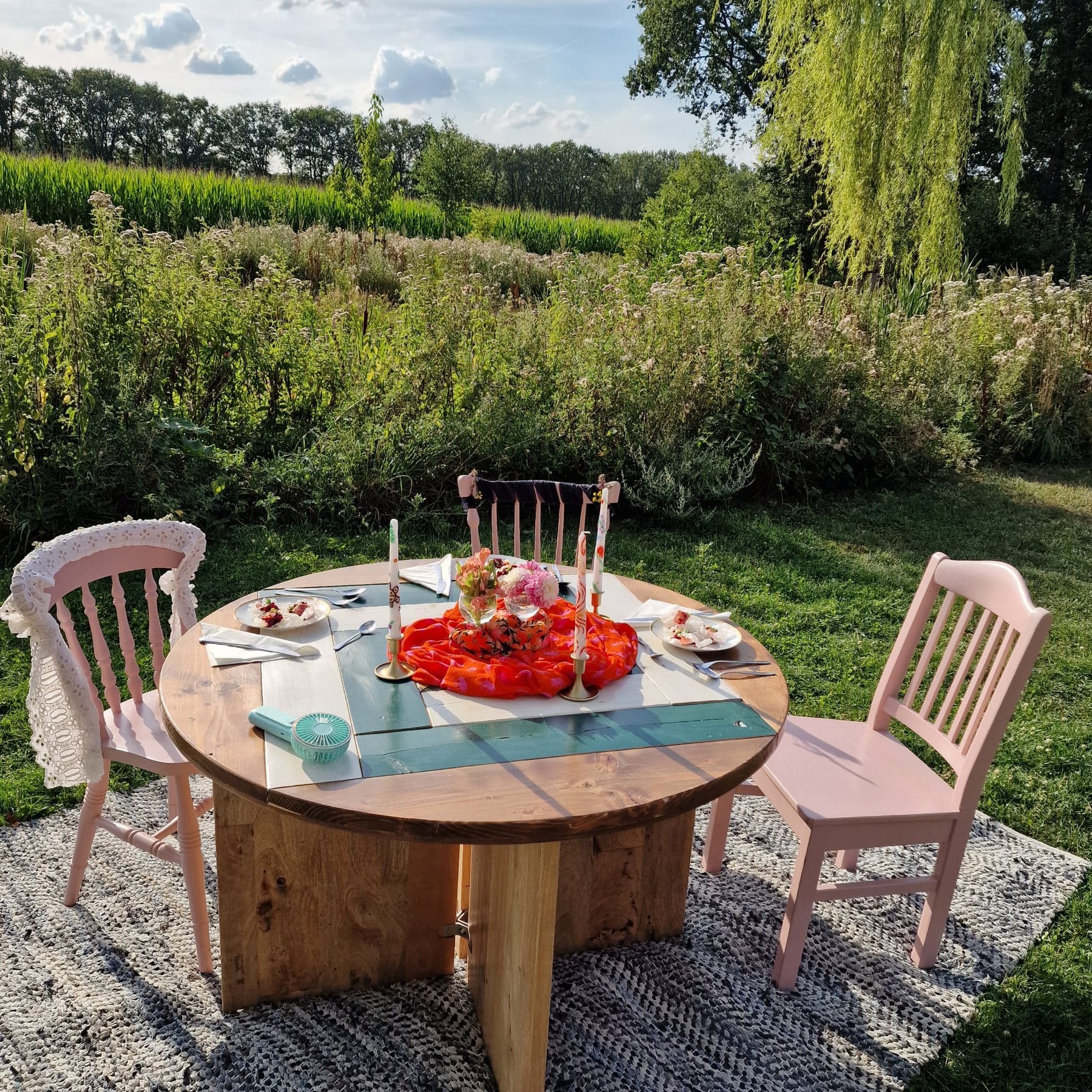 Ronde tafel gedekt in de tuin voor een privé-ervaring