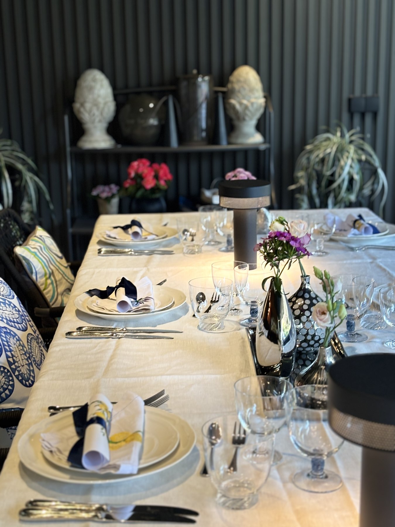 Elegante tafel gedekt aan huis